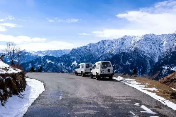 Jalandhar to Manali holiday taxi service for family tour and two way booking